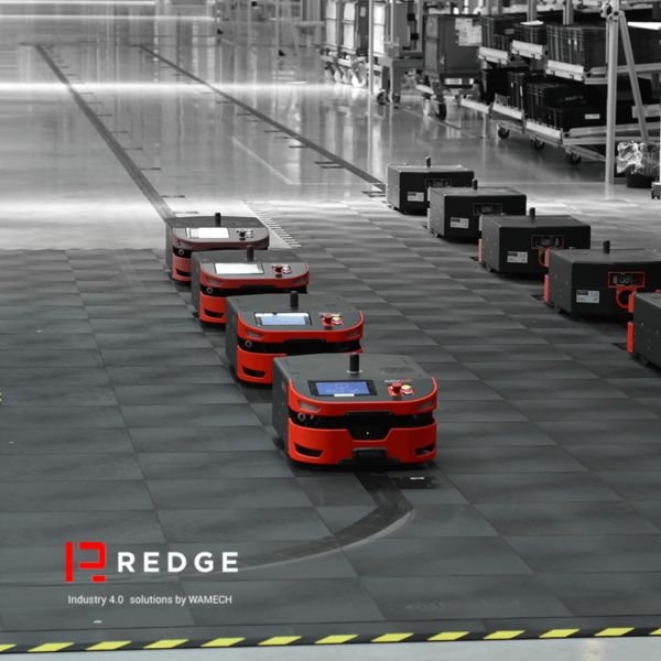 Pracujące roboty mobilne REDGE w zakładzie